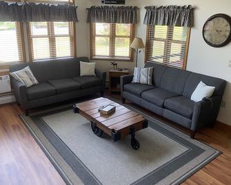 Stylish Vacation Getaway in the White Mountains not far from Loon Mountain. - North Woodstock - Sala de estar
