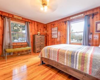 ECU Stadium is walking distance from this charming home - Greenville - Bedroom