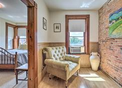 Historic Apartment - Half Mi to Lake Champlain! - Plattsburgh - Living room