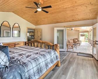 Game Room and Wooded Views Pinetop Cabin! - Pinetop-Lakeside - Bedroom