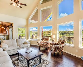 Luxury Rental with a Hot Tub Along the Blanco River, Texas - Wimberley - Вітальня