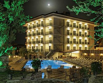 埃莉薩飯店 - 艾瓦勒克 - 建築