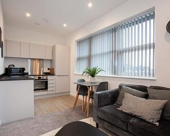 Modern 1 Bedroom Apartment in Bolton - Bolton - Living room