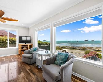 Stunning Oceanfront Property! Newly Remodeled Home With Incredible Views - Crescent City - Living room