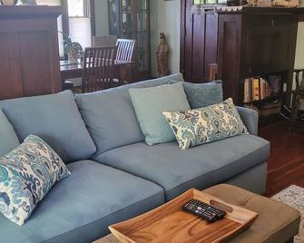 Craftsman Beauty Close to Beach in South Redondo Beach - Redondo Beach - Living room
