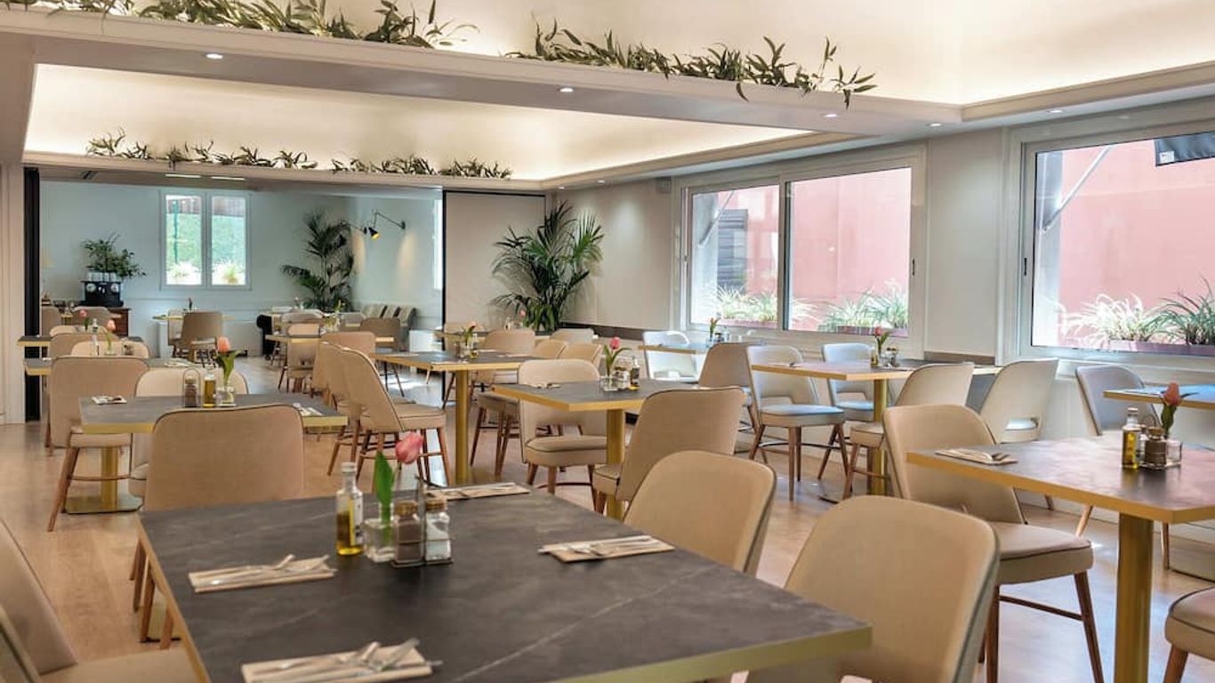 Tres Torres Atiram Hotel