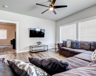 Private Home, Garage & Yard - #650 Boardman - Boardman - Obývací pokoj