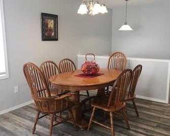 Super South Side Apt. #3 - Close To Costco & College - Lethbridge - Dining room