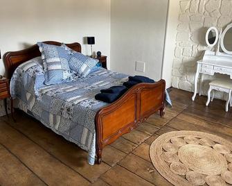 Idyllic 6 Bedroom French Chateau Holiday Home - Saint-Dizier-les-Domaines - Habitación