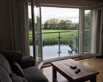 Penthouse Apartment On The River - 65 Skipper Way - St. Neots - Living room