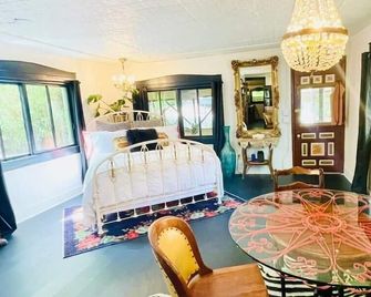 Downtown Cottage with Private Hot Tub - Eureka Springs - Restaurant