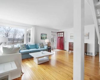 Hamptons 4BR Retreat Bay Close to Dune Rd. Beaches, Restaurants and Wineries - Hampton Bays - Living room