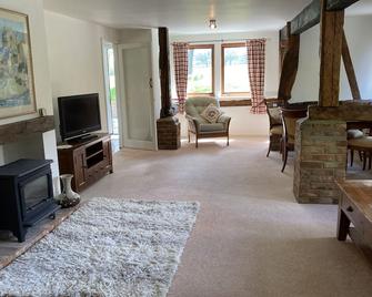 Beautiful thatched barn . Rural and peaceful , glorious grounds. - Canterbury - Living room