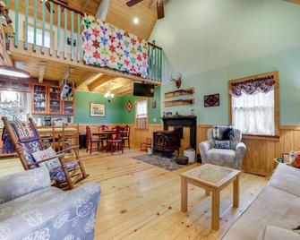 Santeetlah Lake Retreat w/ Dock: Walk to Water! - Robbinsville - Living room