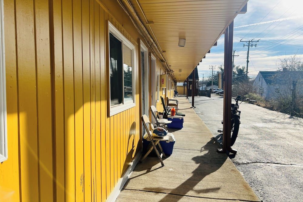Clayton House Motel - Loves Park - Outdoors view