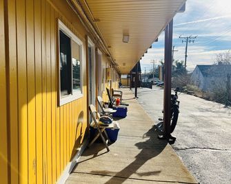 Clayton House Motel - Loves Park - Outdoors view