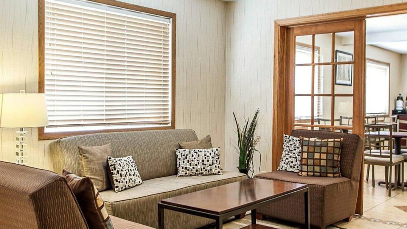 Quality Inn and Suites Davenport near I-80