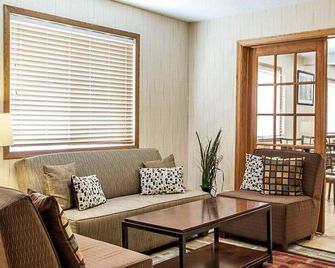 Quality Inn and Suites Davenport near I-80 - Davenport - Living room