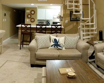 Beautiful Waterfront Condo in Walden on Lake Conroe - Montgomery - Huiskamer
