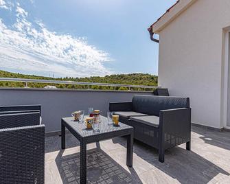 2 Bedroom Amazing Apartment In Bilice - Szybenik - Balkon