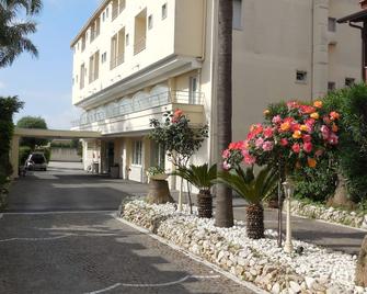 Hotel La Mela - Giugliano in Campania - Будівля