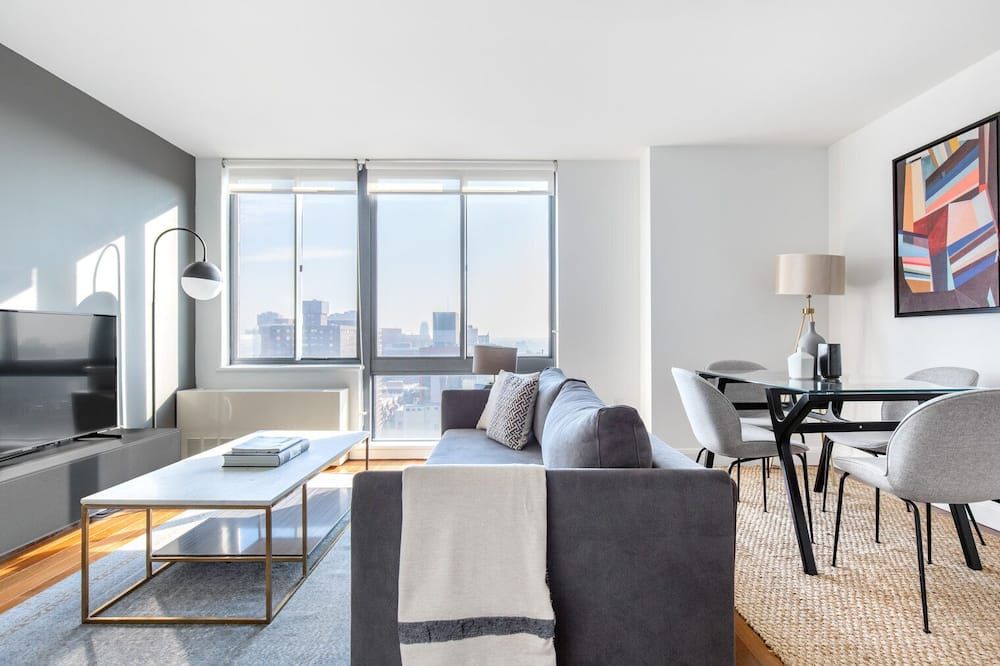 Hip Gramercy Park 1BR w/ Gym, W/D, nr. Central Park, by Blueground - New York - Soggiorno