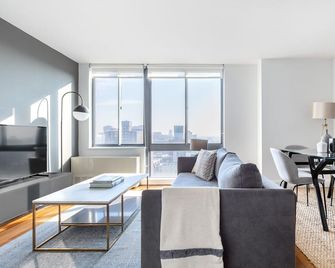 Hip Gramercy Park 1BR w/ Gym, W/D, nr. Central Park, by Blueground - New York - Soggiorno