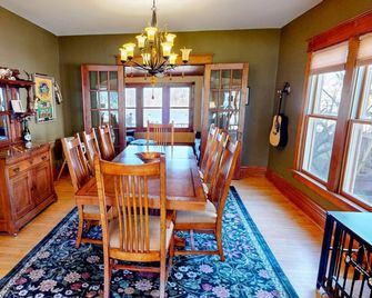 Cottage on the Rock, a spacious 5-bedroom house on the Rock River - Fort Atkinson - Eetruimte