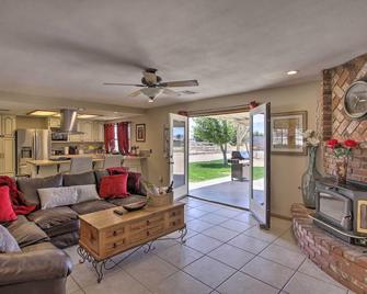 Spacious Lancaster Family Ranch - Bbq And Patio - Lancaster - Living room