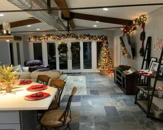 Winter Price Drop! Waterfront Retreat Nestled On The Beautiful San Bernard River - Brazoria - Restaurant