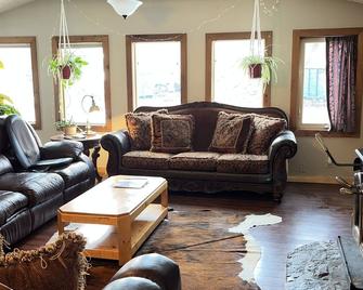 Cozy Cabin Feel! 5min From Downtown Polson. - Polson - Living room