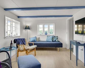 1 Bedroom Beautiful Home In Hjørring - Hjørring - Wohnzimmer