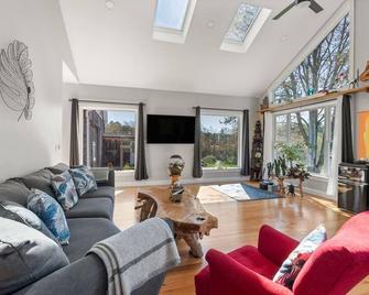 Zen-Designed Guest Suite With Private 2-Mile Trail Loop - Uxbridge - Living room