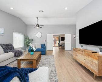 Gorgeous House With Pool!! - Elk Grove - Living room