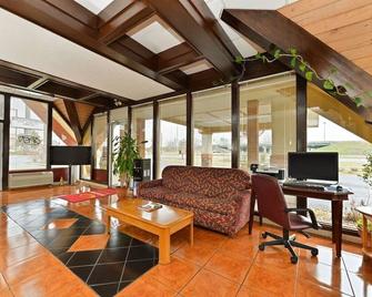 Perry Inn & Suites By Capital O National Fairground Ga I 75 - Perry - Lobby