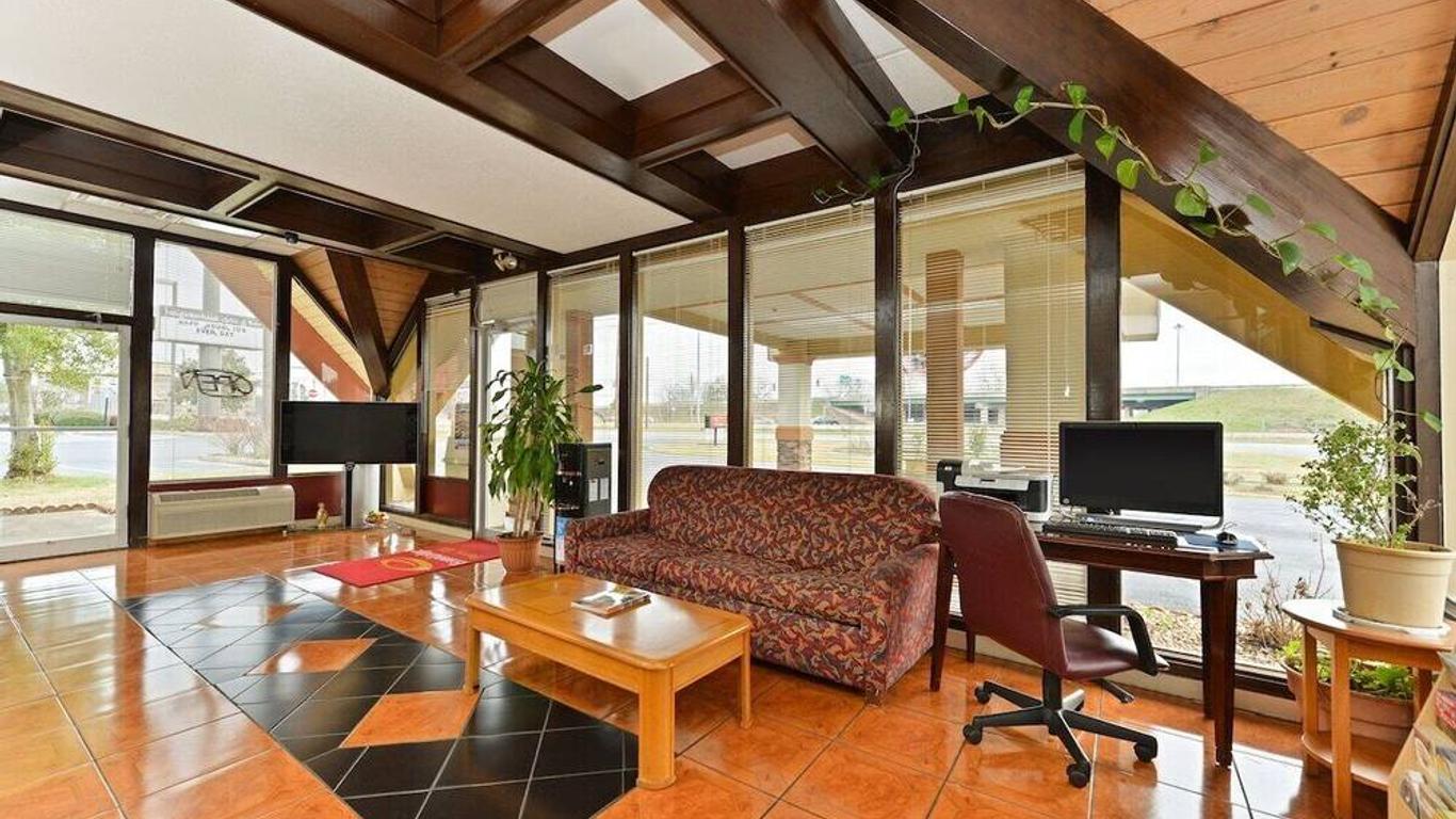 Perry Inn & Suites By Capital O National Fairground Ga I 75