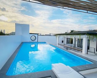 Loewy's Home - ג'קרטה - בריכה