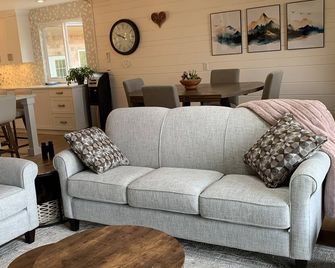 Family adventures await in this ocean front house! (Pet friendly!) - Quathiaski Cove - Wohnzimmer