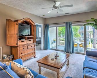 Sunny Coastal Condo about 1 Mi to N Myrtle Beach! - Myrtle Beach - Sala de estar