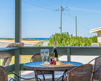 Coastal Pine-Ocean view from the front and back - Guilderton - Balcony