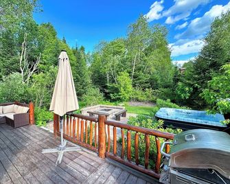 BC Log cabin 1 mile from Mt Washington Hotel, beach, slope views! Hot tub, volleyball, trails! - Carroll - Balkón