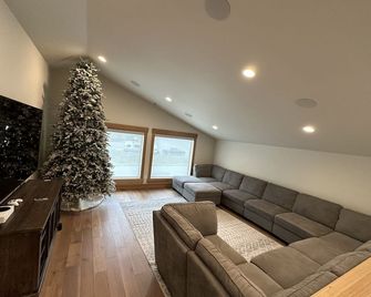 Mountain Cabin - Snoqualmie Pass - Living room