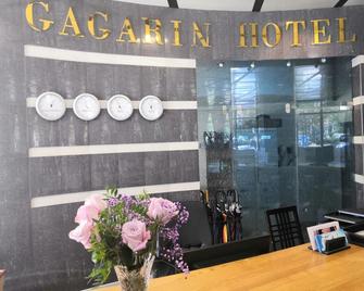 Gagarin Hotel - 南薩哈林斯克 - 櫃檯