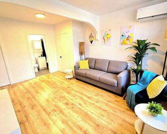 1ch Queen Sofa Bed Wifi Smart Tv - Quebec - Sala de estar