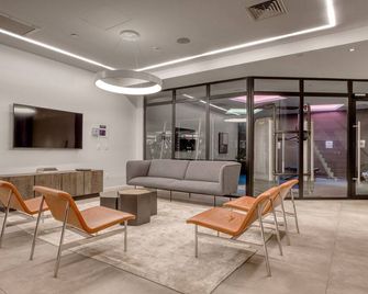 Nice Les 2br W/ Doorman, Gym, Outdoor Space & Elevator, By Blueground - نيويورك - ردهة