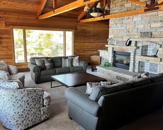 Shadow Lake Retreat House ~ Waterfront ~ Includes kayaks, paddle boards, bikes.. - Waupaca - Living room