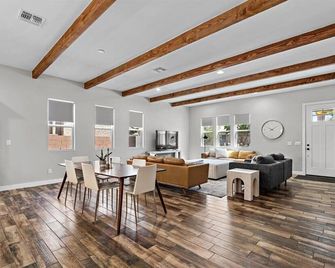 2022 Brand New Home in Downtown Gilbert! - Gilbert - Dining room