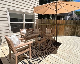 Modern Escape, Pool, Golf, Game Room, Gym, 10min Lake & Downtown - Woodstock - Patio