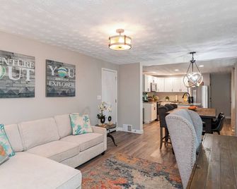 Huge Fenced Yard | Near Airport I-70 I-75 - Vandalia - Living room