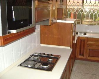 East Airport Guesthouse - Acra - Cocina